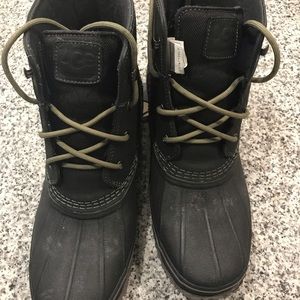 Men UGG duck boots size 11